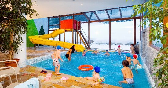 Piscina con super-scivolo per i bambini